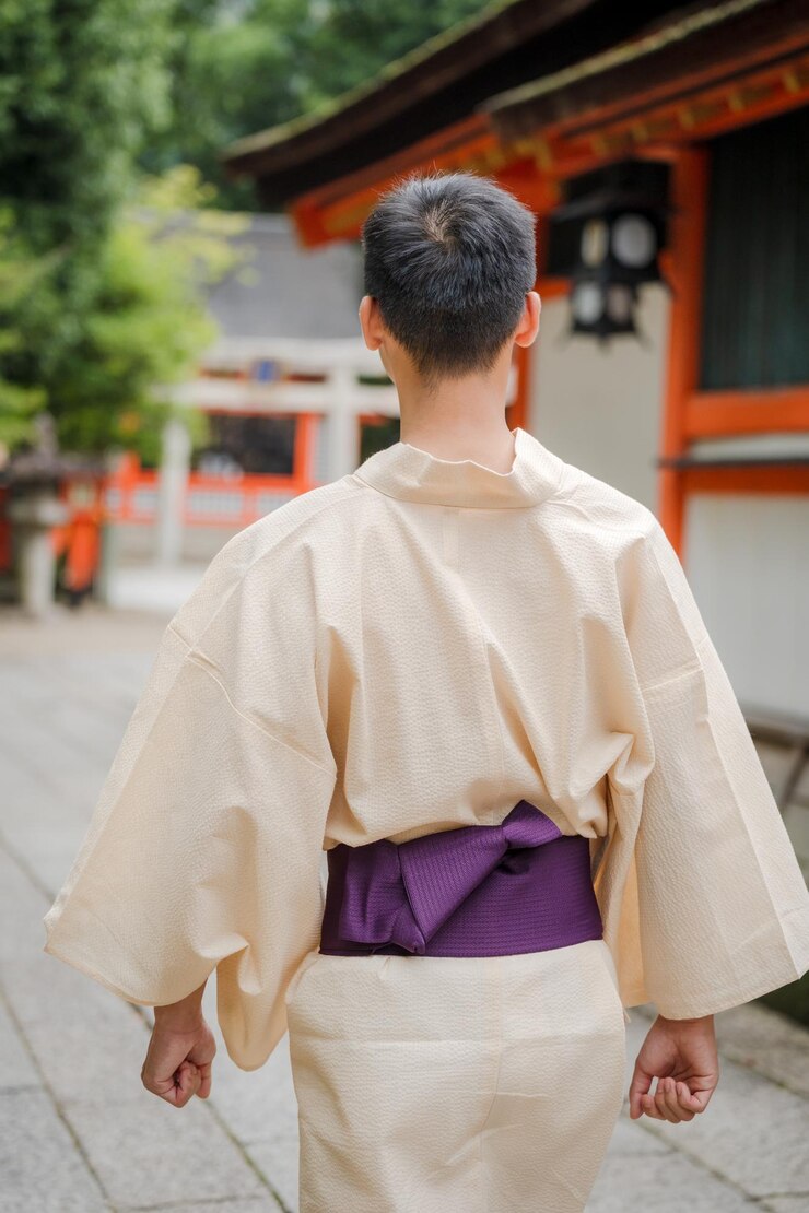 Personas que llevan Yukata Kimono en Kioto, Japón Con antecedentes tradicionales japoneses