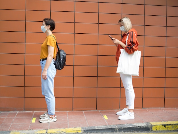 Foto personas que mantienen el concepto de distancia social