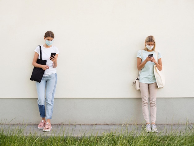 Foto personas que mantienen el concepto de distancia social