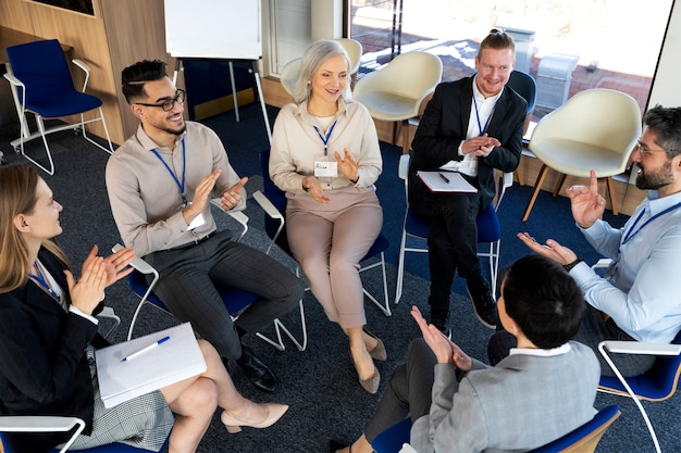 Foto personas que participan en eventos de negocios.