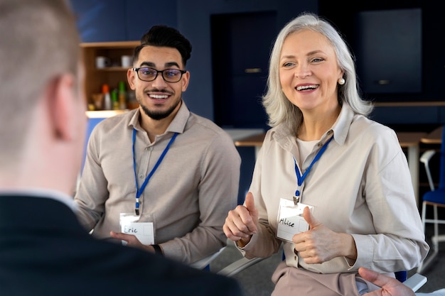 Personas que participan en eventos de negocios.