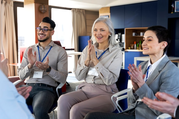 Personas que participan en eventos de negocios.