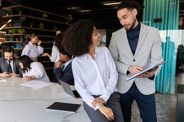 Personas que participan en eventos de negocios.