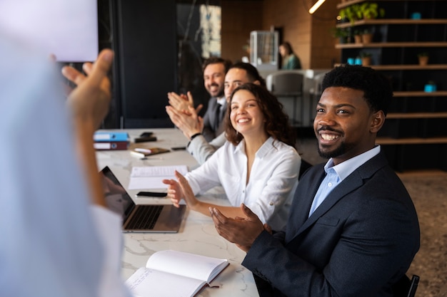 Foto personas que participan en eventos de negocios.