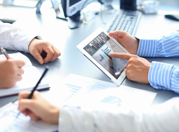 Personas que se reúnen para analizar estadísticas financieras en la oficina Grupo de equipos de negocios que tienen videoconferencia con su equipo en el trabajo remoto de tabletas digitales en casa