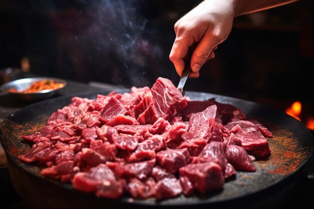 Foto personas que sazonan la carne para el churrasco