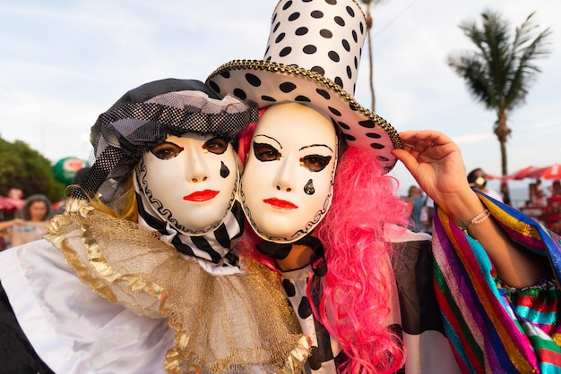 Foto personas que son miembros de grupos culturales se ven desfilando durante el precarnaval de fuzue en la ciudad de salvador bahia