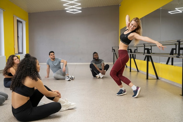 Foto personas que toman parte de la clase de terapia de baile