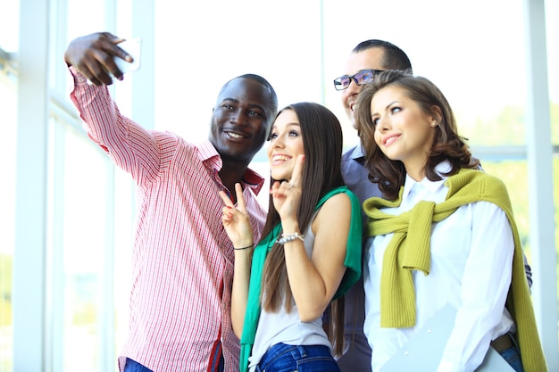 Personas que toman selfie en reunión de negocios