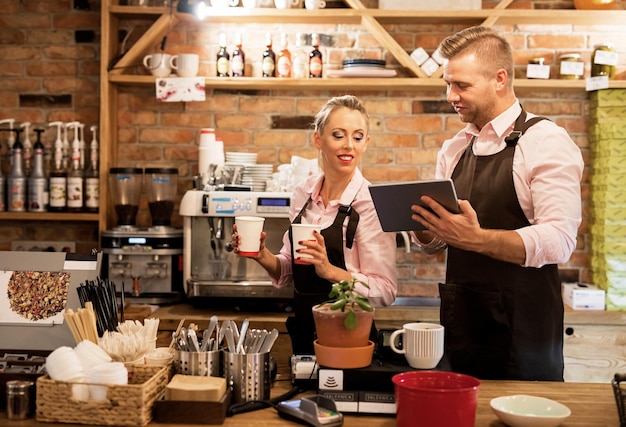 Personas que trabajan en cafés y usan tecnología.