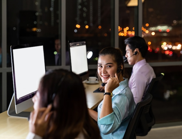 Personas que trabajan en un call center de noche