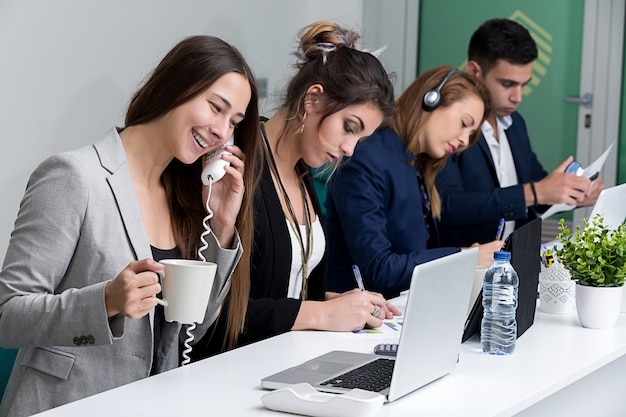 Foto personas que trabajan en call center