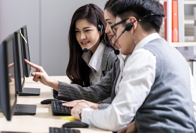 Personas que trabajan en un call center.