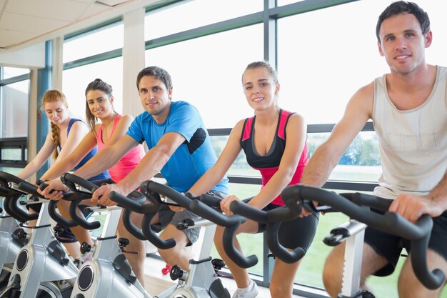 Las personas que trabajan en la clase de spinning