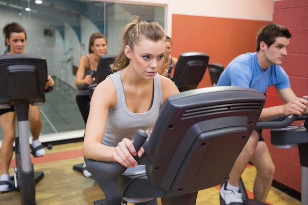 Las personas que trabajan en la clase de spinning