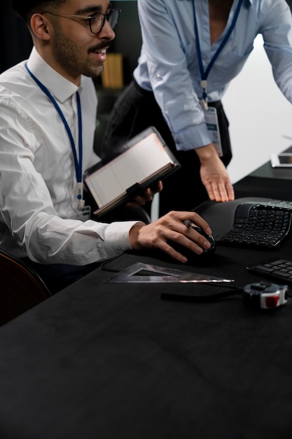 Personas que trabajan con computadoras en la oficina