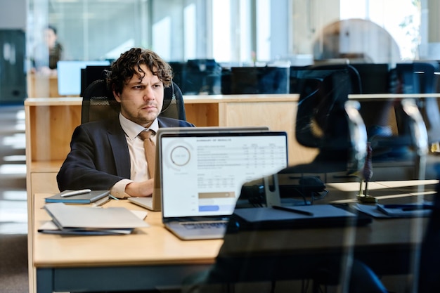 Personas que trabajan en computadoras en la oficina