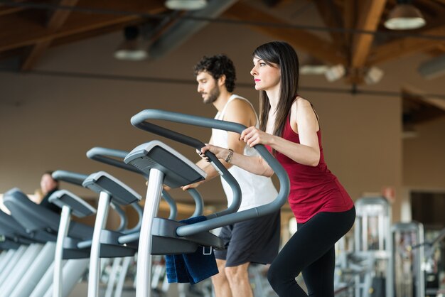 Las personas que trabajan en un gimnasio