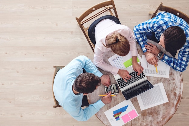 Foto personas que trabajan con informes