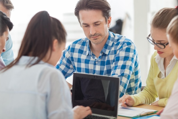 Personas que trabajan con informes