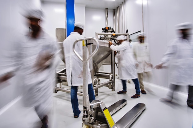 Foto personas que trabajan en instalaciones médicas