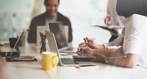 Personas que trabajan en la mesa