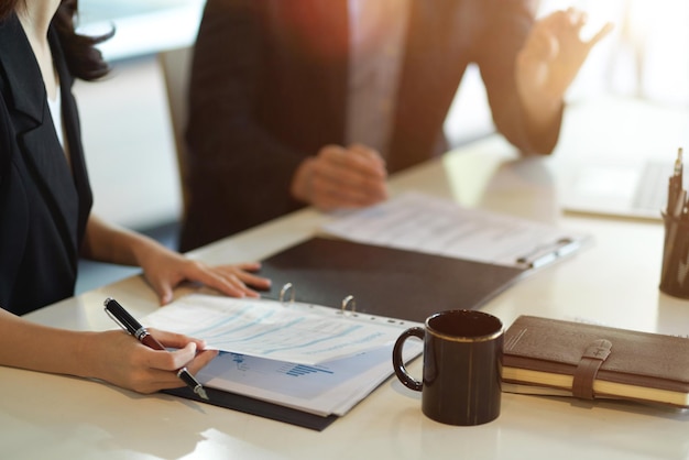 Personas que trabajan en la mesa