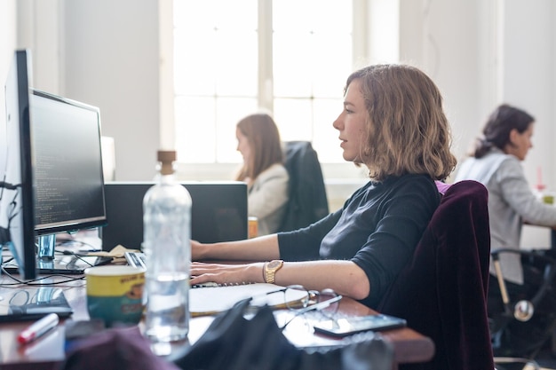 Personas que trabajan en la mesa