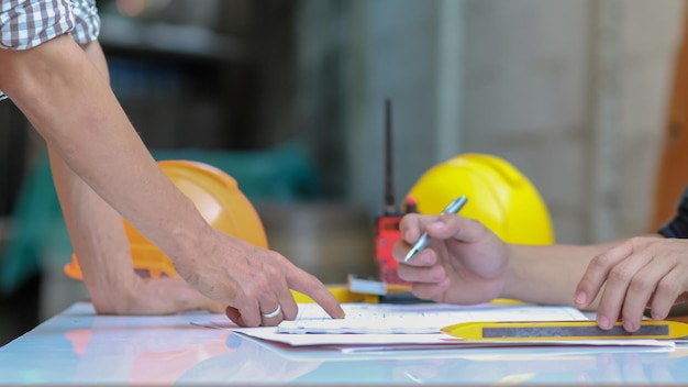 Personas que trabajan en la mesa