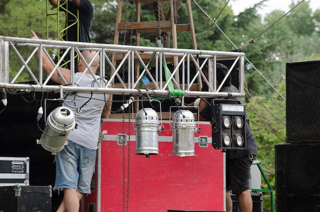 personas que trabajan en el montaje de un escenario para música en vivo