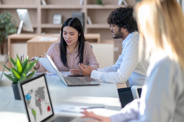 Personas que trabajan en la oficina y parecen involucradas