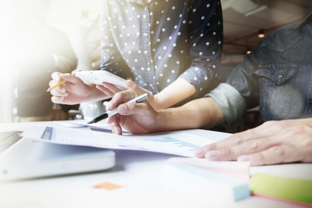 Personas que trabajan en la oficina
