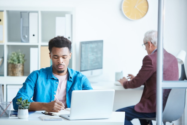 Las personas que trabajan en la oficina