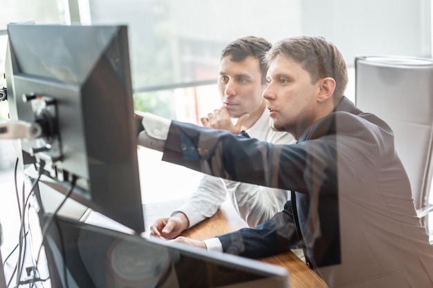 Personas que trabajan en oficinas