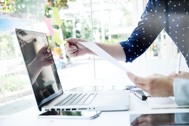 Personas que trabajan en oficinas