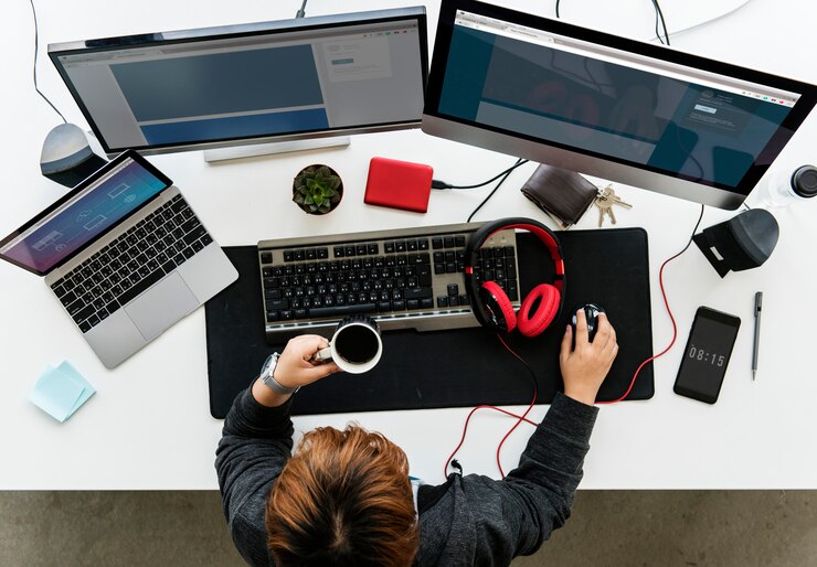 Foto personas que trabajan en la pc de la computadora en la mesa blanca