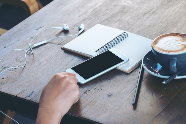 Las personas que trabajan con el teléfono y el cuaderno