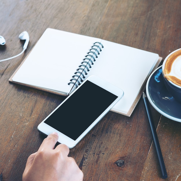 Las personas que trabajan con el teléfono y el cuaderno