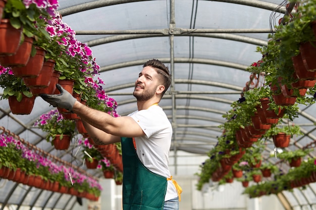 Las personas que trabajan en una tienda de jardinería