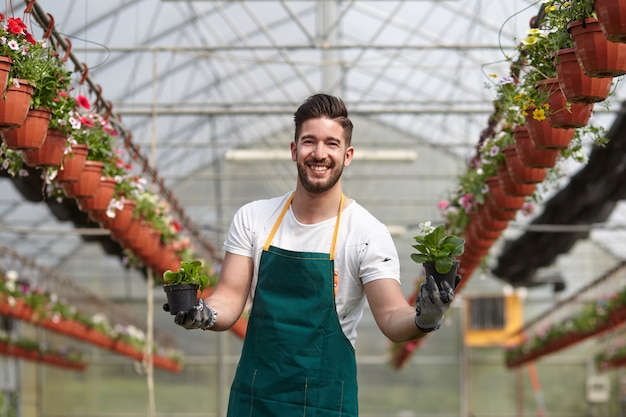 Las personas que trabajan en una tienda de jardinería