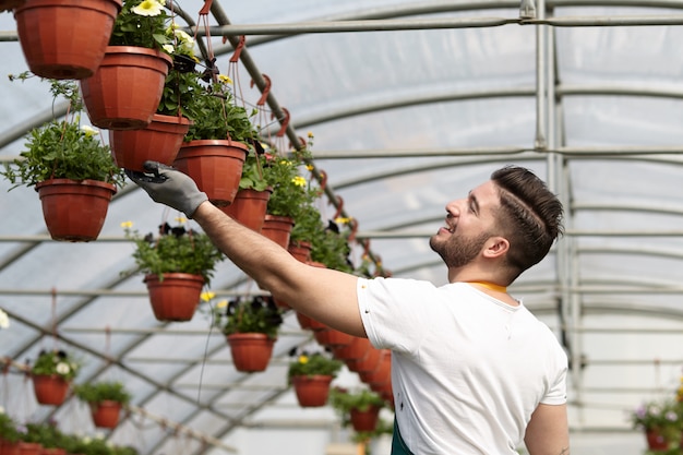 Personas que trabajan en una tienda de jardinería.