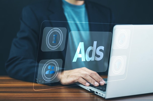 Personas que usan anuncios para el concepto de marketing digital Anuncio publicitario en línea en el sitio web y las redes sociales para el cliente