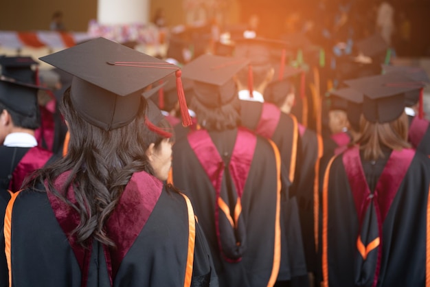 Personas que usan cartón de mortero en la universidad