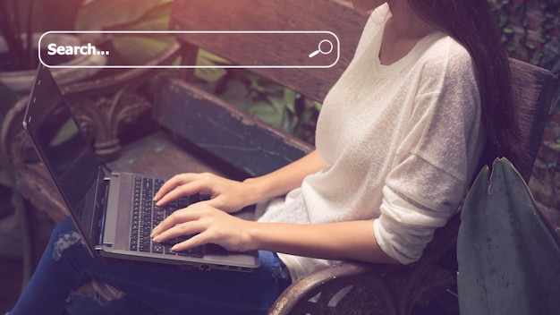 Personas que usan computadoras portátiles o computadoras buscando información en Internet en línea sociedad web con icono de cuadro de búsqueda y copyspace