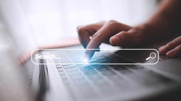 Personas que usan computadoras portátiles o computadoras buscando información en Internet en línea sociedad web con icono de cuadro de búsqueda y copyspace