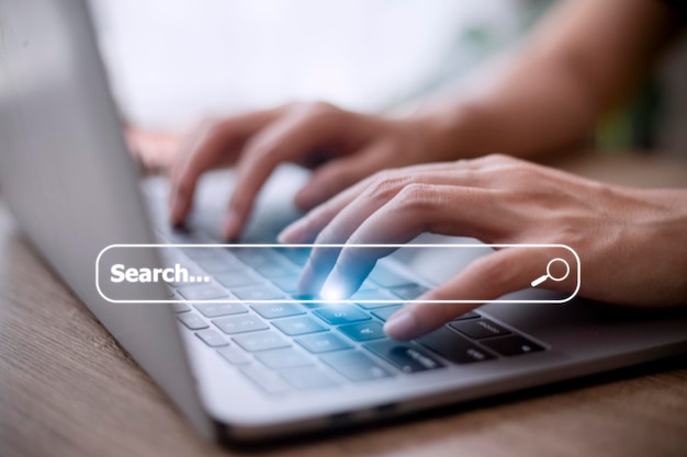Personas que usan computadoras portátiles o computadoras buscando información en Internet en línea sociedad web con icono de cuadro de búsqueda y copyspace