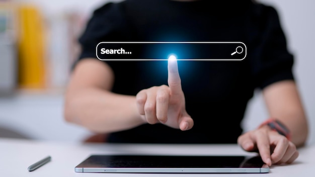 Personas que usan computadoras portátiles o computadoras buscando información en Internet en línea sociedad web con icono de cuadro de búsqueda y copyspace