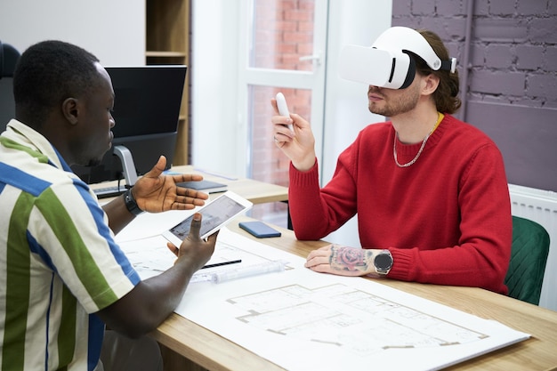 Personas que usan gafas vr en el trabajo