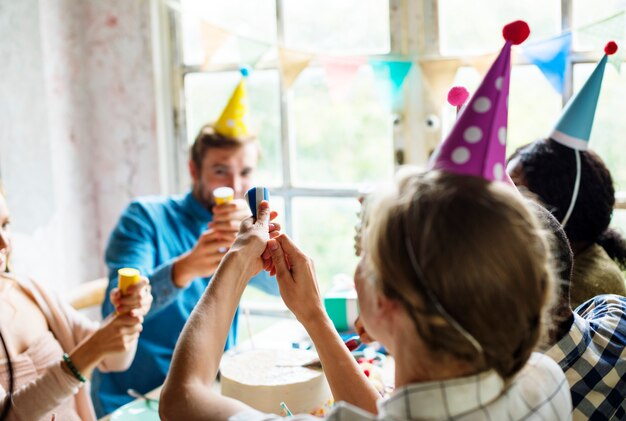 Personas que usan Party Popper en una celebración de cumpleaños