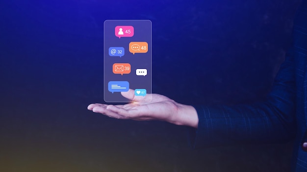 Foto personas que usan redes sociales y conceptos de marketing digital en línea con iconos como notificaciones, mensajes y comentarios en la pantalla